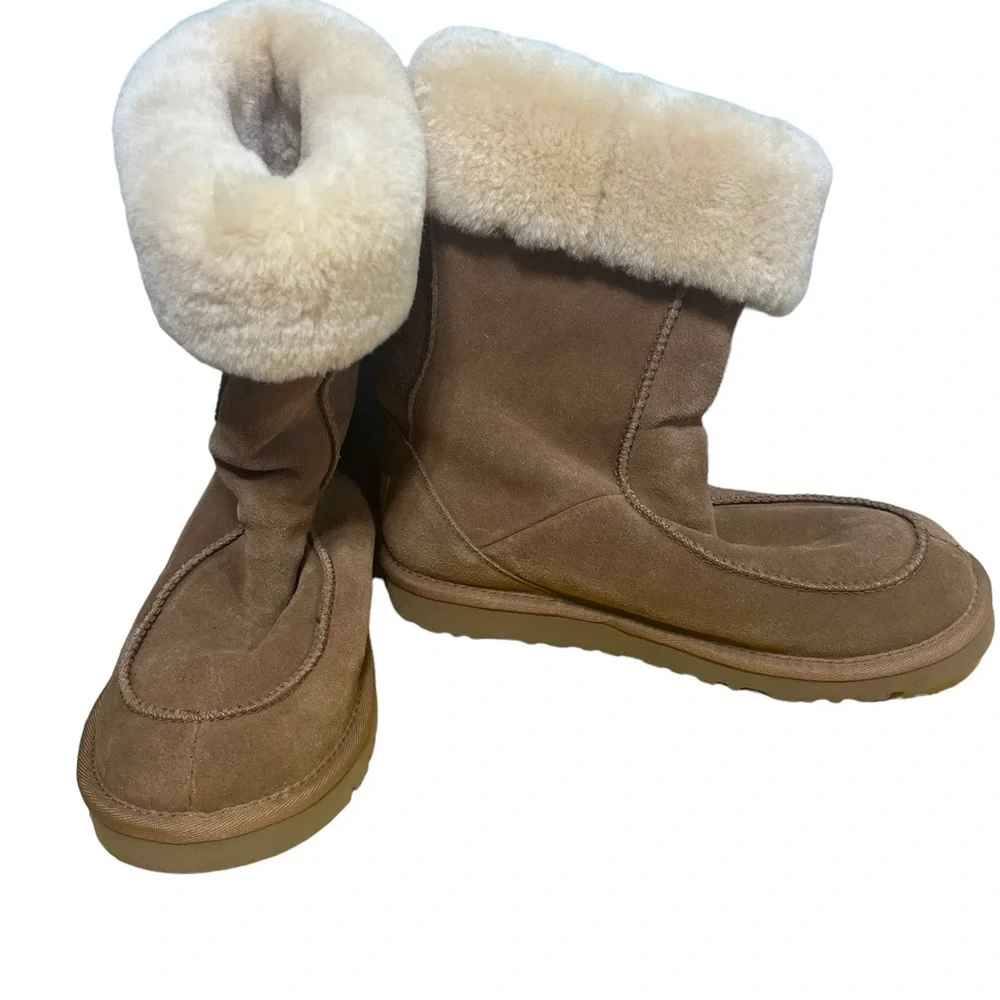 NWOT Women’s UGG Downtown Chestnut Sheepskin Lined Boots Size 6